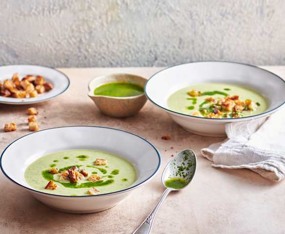 Zuppa di zucchine con formaggio fresco Zuppa di zucchine con formaggio fresco