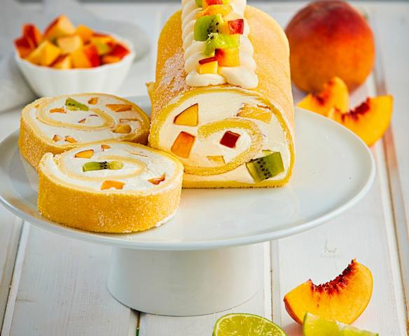 Rotolo con crema di yogurt e frutta fresca Rotolo con crema di yogurt e frutta fresca