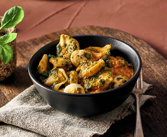 Tortellini mit Spinat-Tomatensauce