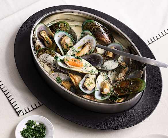 Green mussels in wine and garlic sauce