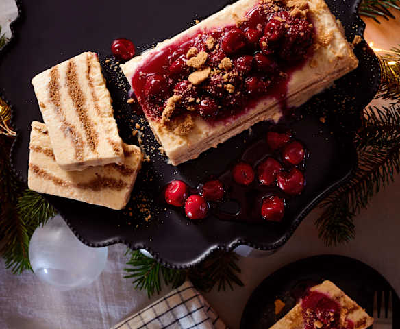 Spekulatius-Parfait mit heißen Gewürzkirschen