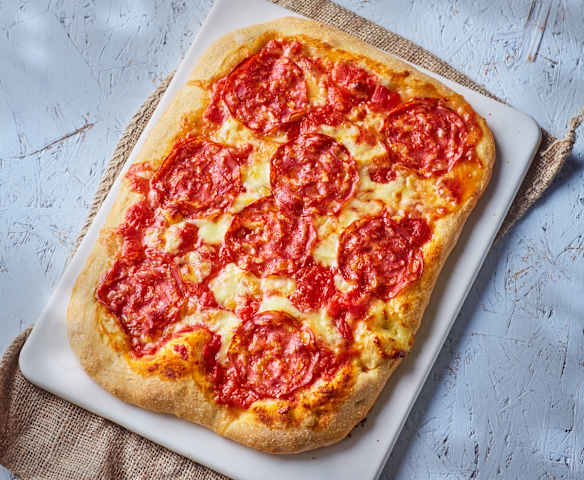 Pizza con salame piccante Pizza con salame piccante