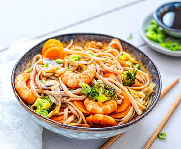 Nouilles soba aux légumes et crevettes