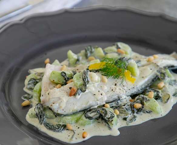 Λαβράκι με σπανάκι, αγγουράκι και σάλτσα ταχίνι