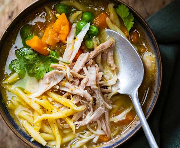 Soupe de poulet aux légumes, petites pâtes et parmesan