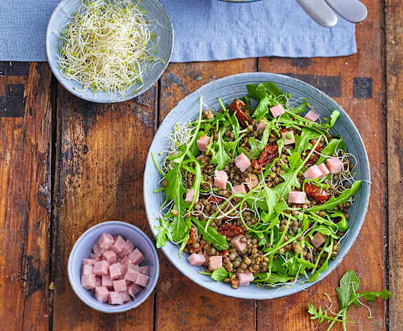 Salade de lentilles vertes, jambon cuit et tomates confites
