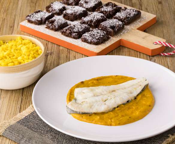 Riso alla curcuma, rombo in crema di peperoni e quadrotti al cioccolato