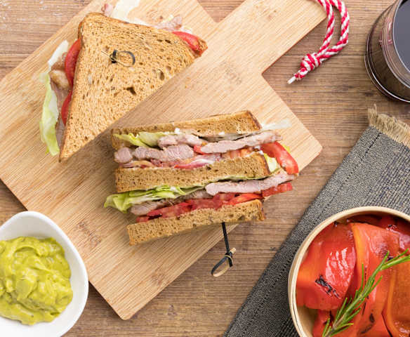 Club Sandwich agnello e pomodori con peperoni e guacamole