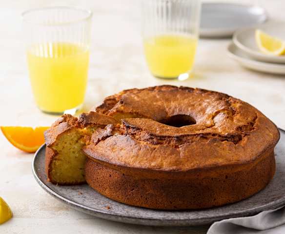 Plum cake y refresco de frutas naturales