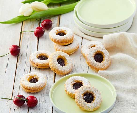 Biscotti di frolla alle mandorle con confettura di ciliegie Biscotti di frolla alle mandorle con confettura di ciliegie