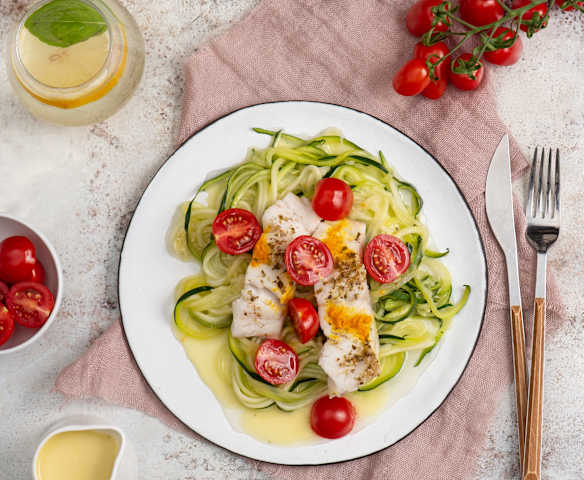 Ryba na spaghetti z cukinii z sosem śmietanowym