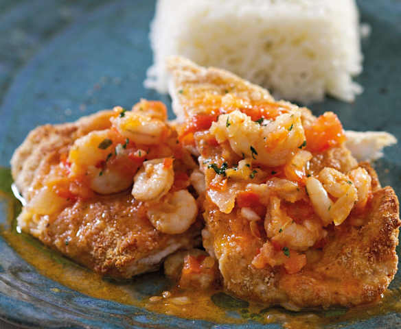 Filé de peixe com molho de camarão Filé de peixe com molho de camarão