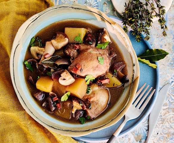 Hähnchen-Eintopf mit Rotwein und Pilzen