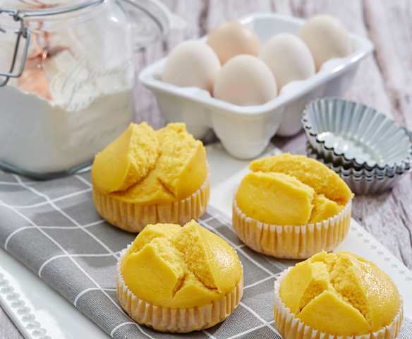 Kue Kukus Labu Kuning (Pumpkin Steamed Cupcakes)