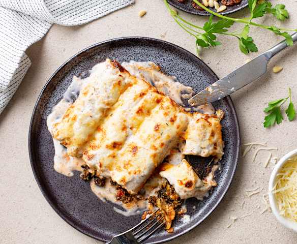 Canelones de espinacas con piñones y pasas