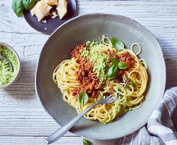 Spaghetti Bolognese mit Basilikum-Parmesan