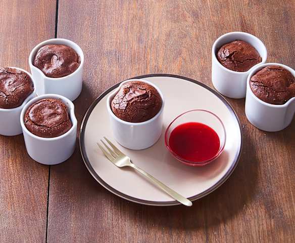 Tortino cioccolato con salsa ai lamponi
