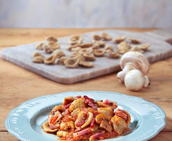 Orecchiette di quinoa con sugo allo speck e funghi