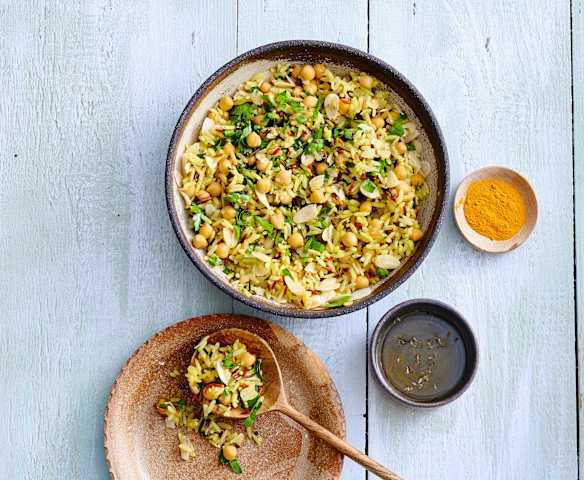 Salade de riz au curcuma et aux pois chiches