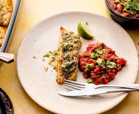Salmón al estilo cubano con ensalada de tomates cherry y aguacate Salmón al estilo cubano con ensalada de tomates cherry y aguacate