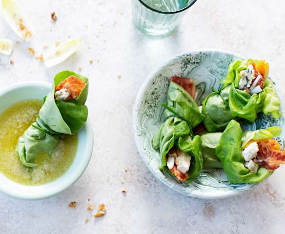 Rollitos de ensalada, beicon, nueces y mango con salsa de roquefort