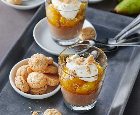 Gewürz-Birnenkompott mit Schokomousse und Sahne