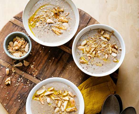 Soupe de champignons, amande et fruits secs