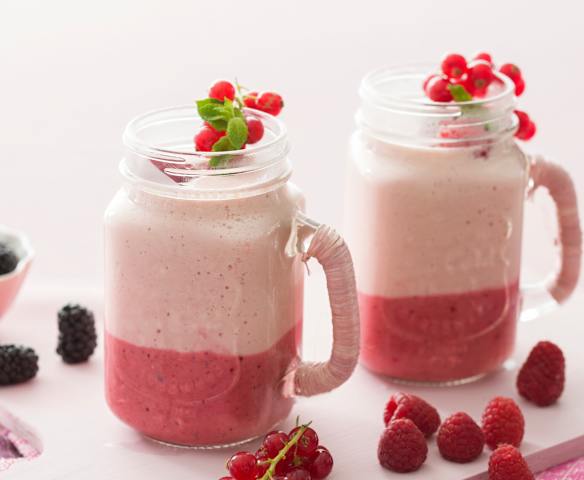 Smoothie bicolor de frutos rojos y manzana