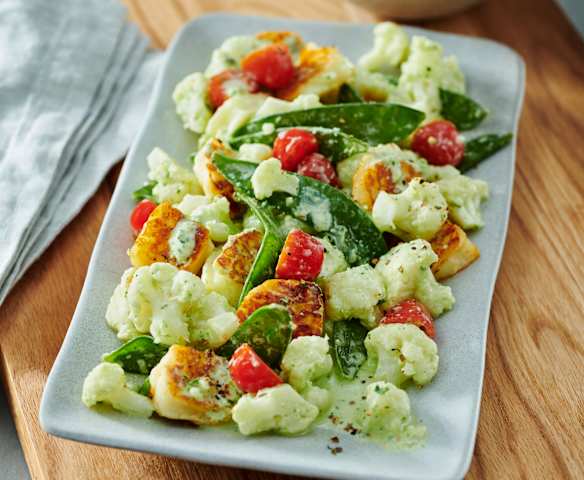 Blumenkohlsalat mit Joghurt-Sauce und Halloumi