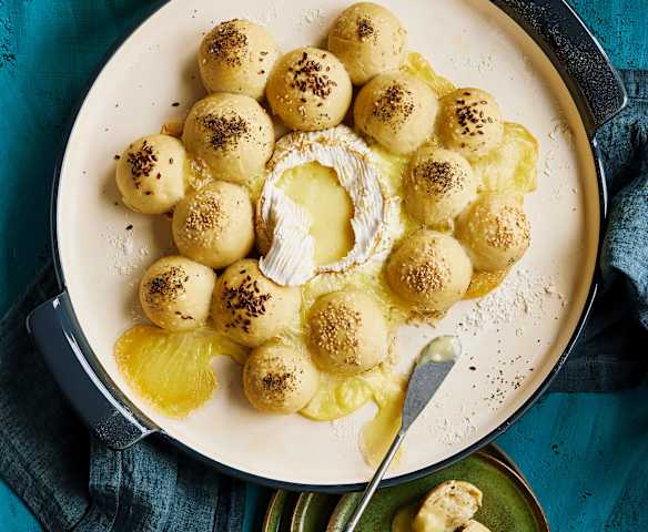 Zupfbrot mit Camembert-Kern