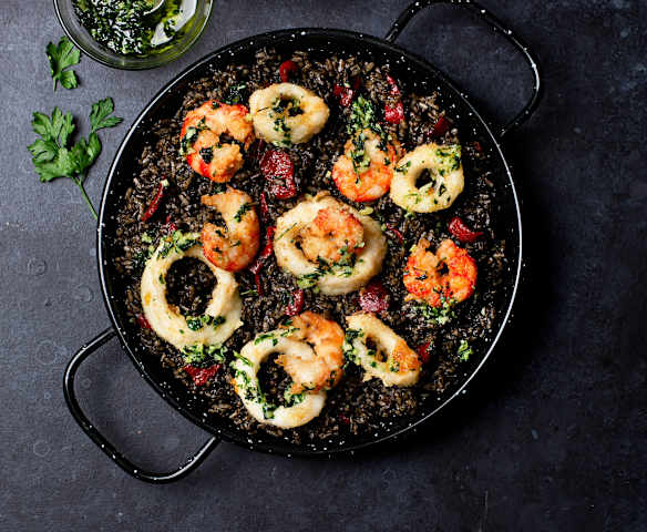 Arroz negro com lulas e camarão