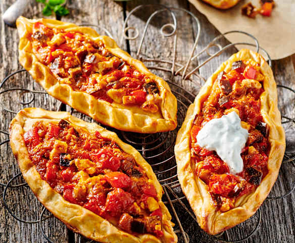 Pide mit Gemüsefüllung und Dip