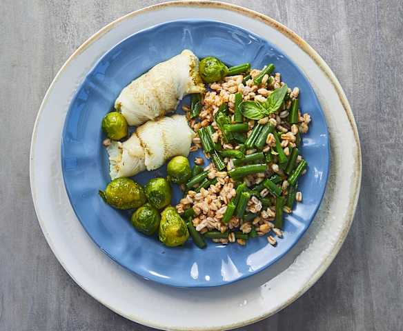 Farro, involtini di branzino e cavoletti di Bruxelles