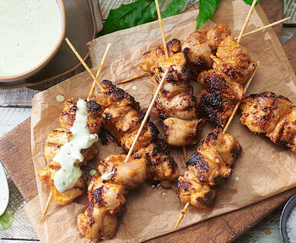 Brochetas de pollo con aliño de yogur y kiwi