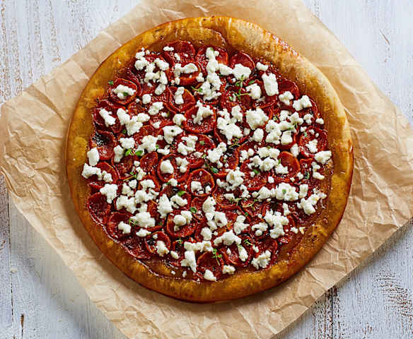 Tart tatin con pomodori e formaggio fresco