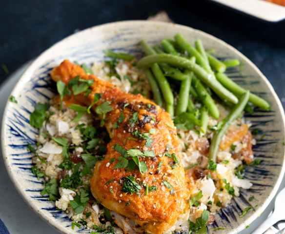 Safranquinoa med kylling i peberfrugt og tomatsauce Safranquinoa med kylling i peberfrugt og tomatsauce