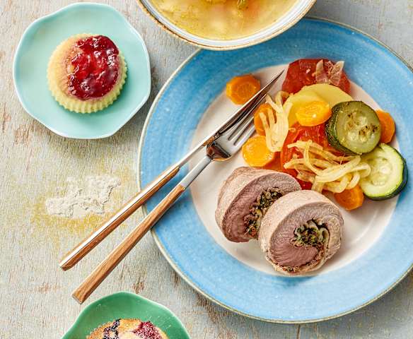 Minestrone, rollè di maiale con verdure, tortini ai lamponi e muffin