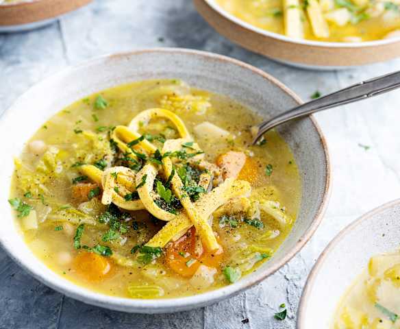Brodo di verdure con noodles di omelette