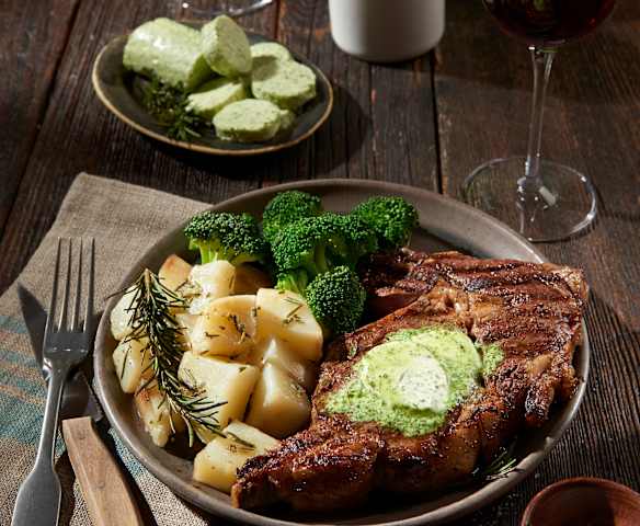 Steki z masłem ziołowym, ziemniakami i brokułami