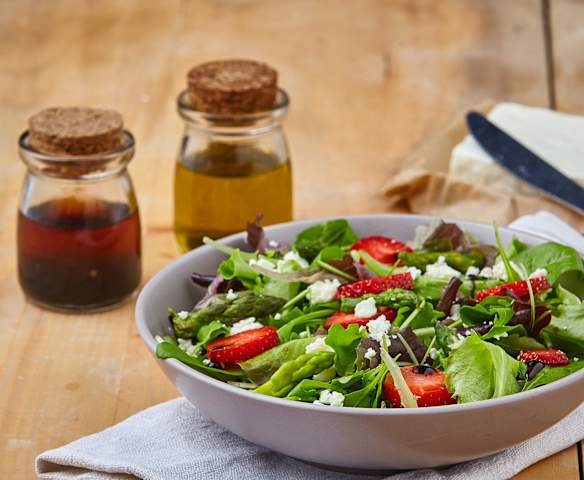 Insalata di fragole, asparagi e Feta Insalata di fragole, asparagi e Feta