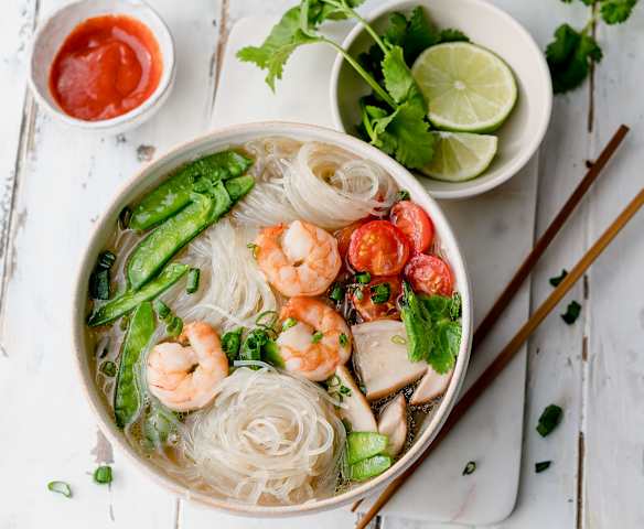 Rejesuppe med glasnudler Rejesuppe med glasnudler