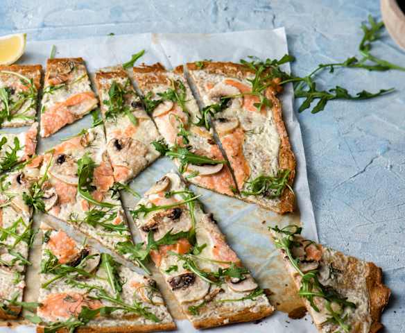Pizza alsaciana con salmón, champiñón y rúcula