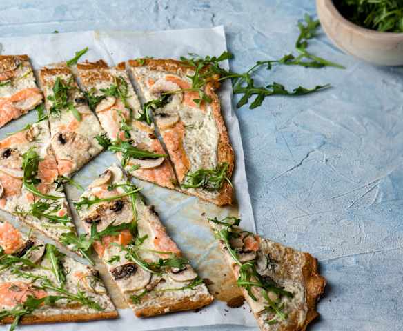 Focaccia ai semi di lino con salmone, funghi e rucola