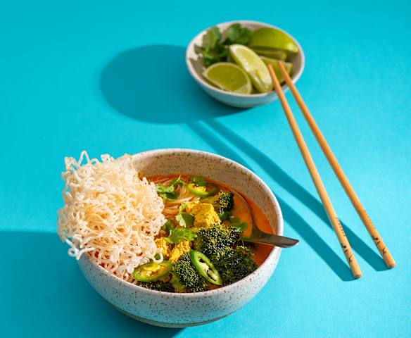 Zupa Khao soi z tofu, brokułem i prażynkami z makaronu ryżowego