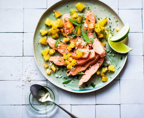 Saumon confit à l'huile, salsa à l'orange