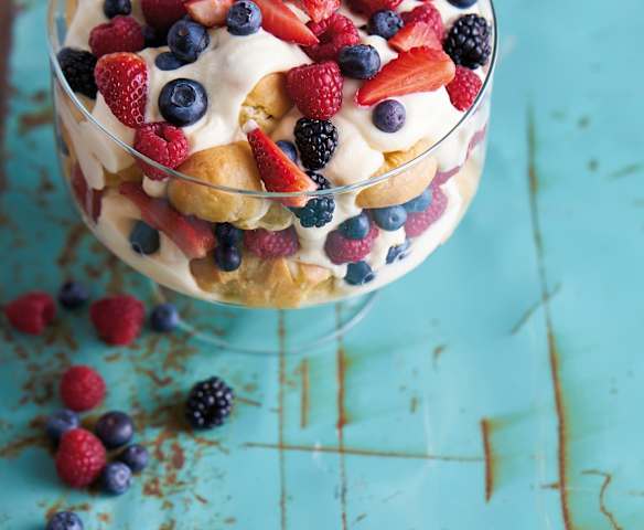 Trifle de choux com frutos vermelhos