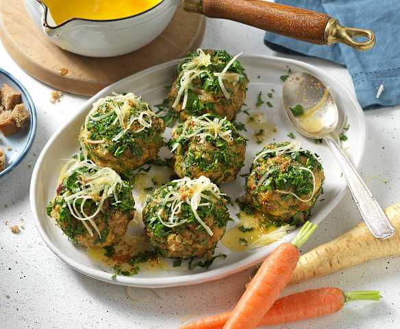 Schwarzbrotknödel mit Käse und Wurzelgemüse