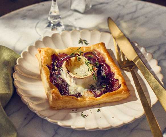 Blätterteig-Tartes mit roten Zwiebeln und Ziegenkäse