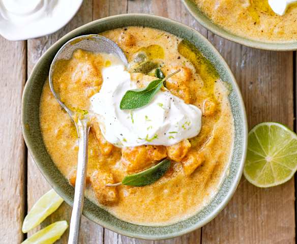 Soupe de patates douces au garam masala et yaourt au citron vert