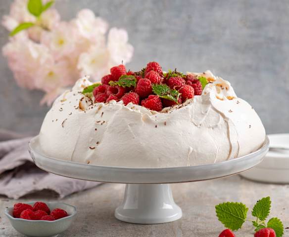 Pavlova z kremem kawowym i malinami